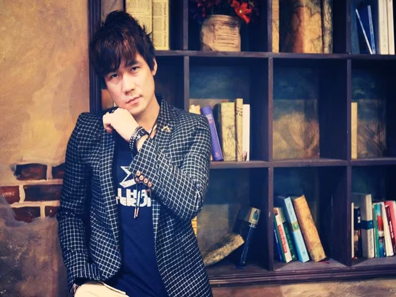 Năm 2009, Khánh Phương nổi tiếng nhờ ca khúc “Chiếc khăn gió ấm”. Sau đó, anh tiếp tục có những bài hát được yêu thích như “Mưa thủy tinh”, “Tựa vào vai anh”.