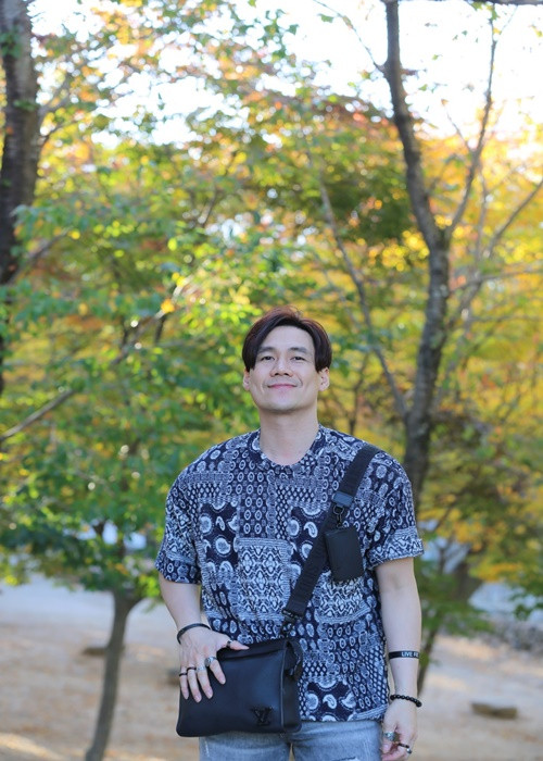 Ngoài ca hát, Khánh Phương kinh doanh. Anh từng mở một nhà hàng nhưng do công việc quá bận rộn nên nam ca sĩ phải sang nhượng cho người khác. Hồi tháng 5/2022, Khánh Phương trở thành giám đốc truyền thông của một tập đoàn hoạt động rất nhiều lĩnh vực như nhập khẩu, phân phối sản phẩm chăm sóc sức khỏe, sắc đẹp, đào tạo, thời trang, bất động sản. Tháng 1/2023, Khánh Phương trở thành cổ đông lớn nhất của một công ty bất động sản.