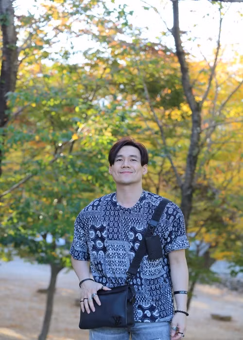 Ngoài ca hát, Khánh Phương kinh doanh. Anh từng mở một nhà hàng nhưng do công việc quá bận rộn nên nam ca sĩ phải sang nhượng cho người khác. Hồi tháng 5/2022, Khánh Phương trở thành giám đốc truyền thông của một tập đoàn hoạt động rất nhiều lĩnh vực như nhập khẩu, phân phối sản phẩm chăm sóc sức khỏe, sắc đẹp, đào tạo, thời trang, bất động sản. Tháng 1/2023, Khánh Phương trở thành cổ đông lớn nhất của một công ty bất động sản.