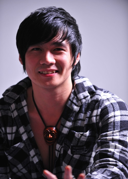 Khi học đại học, Khánh Phương thành lập nhóm nhạc MP5 gồm Trương Thế Vinh, Trần Tuyên và Phương Tài. Nhóm hoạt động được 3 năm thì tan rã.