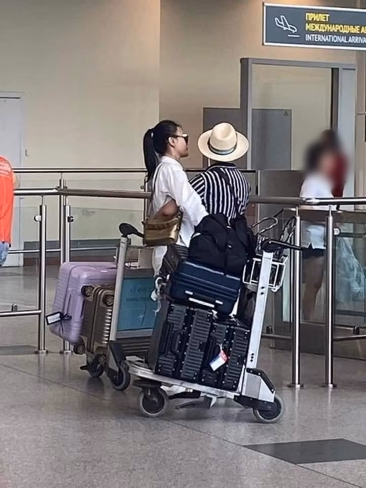 Cả hai bị bắt gặp bên nhau khi đi du lịch, xem ca nhạc, tham gia các bữa tiệc. Ảnh: Zing