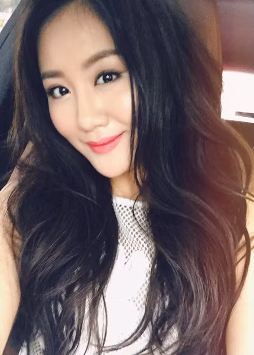 Á quân Vietnam Idol 2010 phủ nhận tin đồn phẫu thuật thẩm mỹ. Văn Mai Hương cho biết, khuôn mặt của cô thon gọn hơn là nhờ vào trang điểm, góc chụp hay giảm cân.