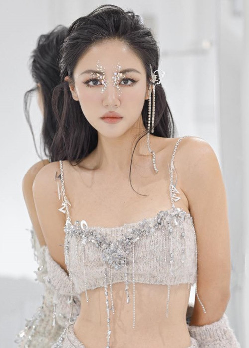 Văn Mai Hương không còn ăn mặc già so với lứa tuổi mà ngày càng trẻ trung.