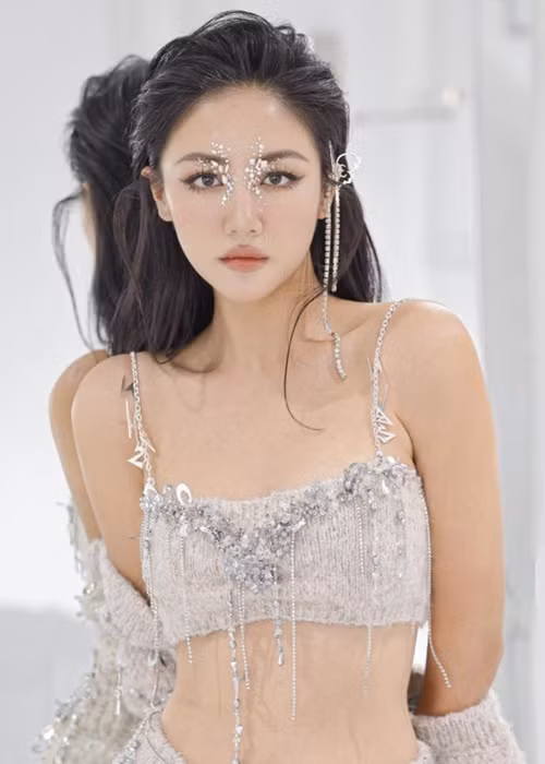 Văn Mai Hương không còn ăn mặc già so với lứa tuổi mà ngày càng trẻ trung.