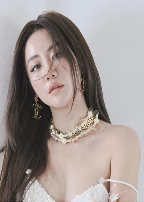 Giọng ca Nếu như anh đến biết cách phối đồ để trông trẻ trung, thanh lịch hơn cũng như khéo léo chọn kiểu tóc và trang điểm phù hợp.