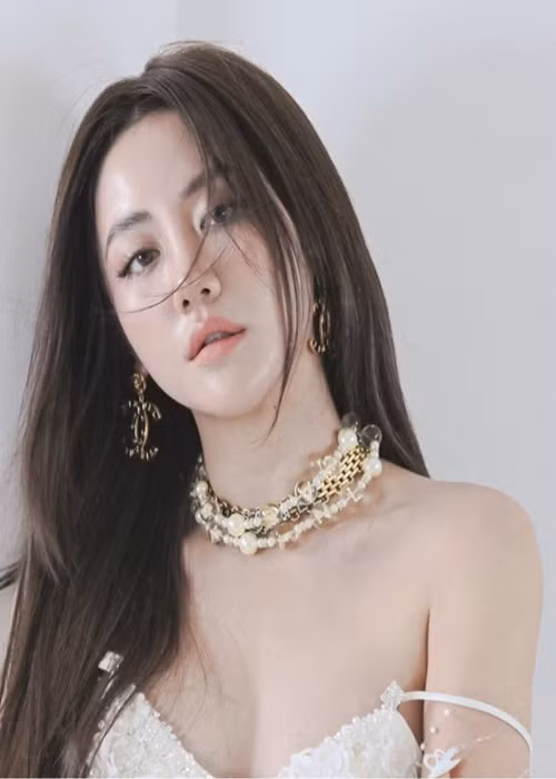 Giọng ca Nếu như anh đến biết cách phối đồ để trông trẻ trung, thanh lịch hơn cũng như khéo léo chọn kiểu tóc và trang điểm phù hợp.