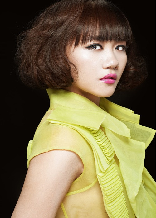 Năm 2014, nữ ca sĩ vướng tin đồn dao kéo bởi khuôn mặt bỗng trở nên thon gọn theo thời gian.