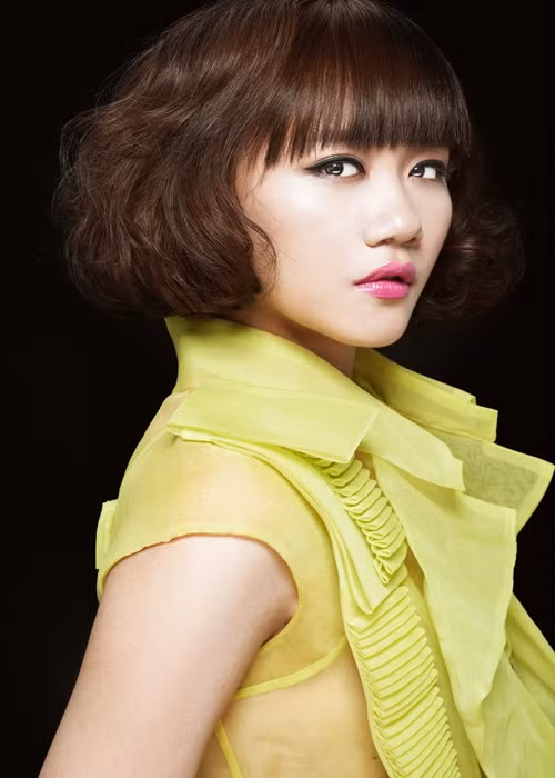 Năm 2014, nữ ca sĩ vướng tin đồn dao kéo bởi khuôn mặt bỗng trở nên thon gọn theo thời gian.