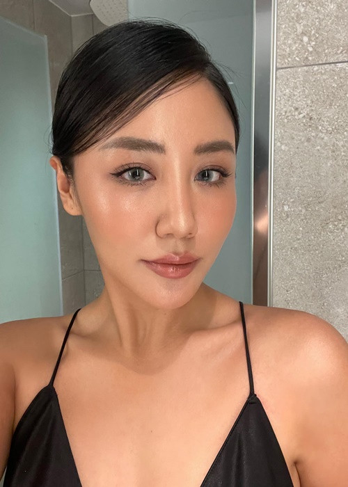 Khi trang điểm cầu kỳ, nữ ca sĩ trông khác lạ.