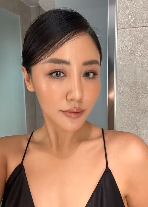 Khi trang điểm cầu kỳ, nữ ca sĩ trông khác lạ.