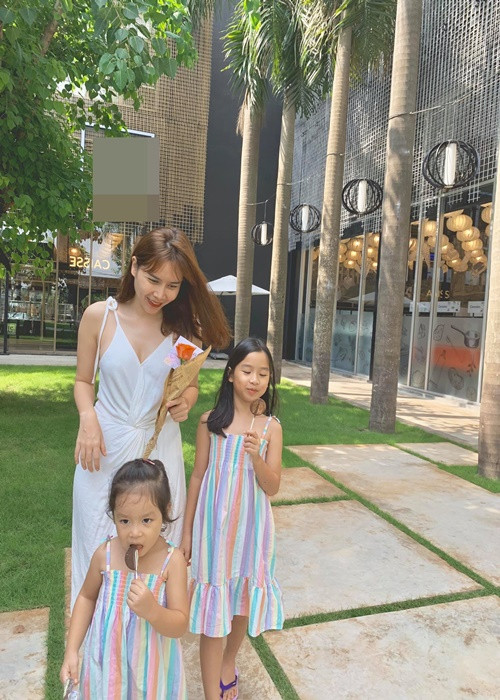 Lưu Hương Giang từng hài hước kể lại việc con gái thứ hai quá quấn mẹ: "Su ơi, cho mẹ nằm nghỉ 1 tí nhé, ngày nào mẹ cũng chơi với con từ sáng đến tối rồi, con chơi với bà với bác hoặc với bố hay với chị Mina đi! Không được, con yêu mẹ, con chỉ thích mẹ thôi! Mẹ không được nghỉ, Nếu mẹ chơi với con mẹ sẽ thành công chúa, mẹ mà đi nghỉ mẹ thành mụ phù thủy đấy! Ôi 1 ngày chơi 387 trò nào là nấu ăn, khám bác sĩ, đọc sách, trốn tìm .... mẹ sắp hết vốn rồi con ơi!".