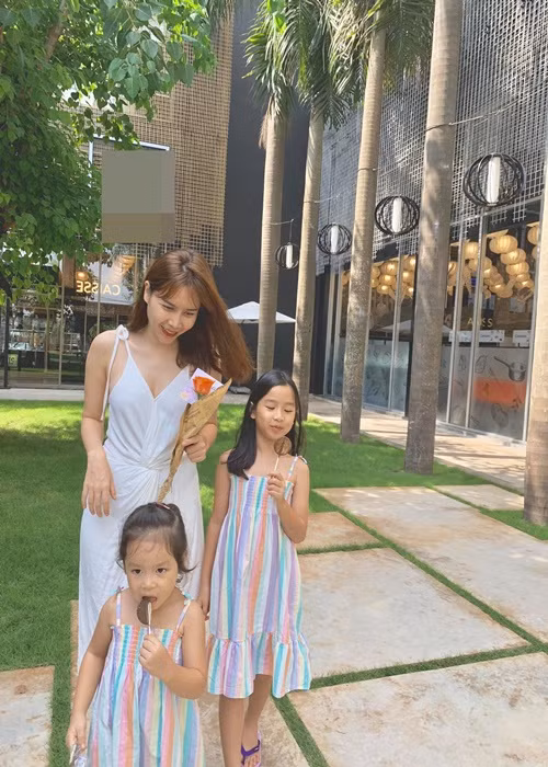 Lưu Hương Giang từng hài hước kể lại việc con gái thứ hai quá quấn mẹ: "Su ơi, cho mẹ nằm nghỉ 1 tí nhé, ngày nào mẹ cũng chơi với con từ sáng đến tối rồi, con chơi với bà với bác hoặc với bố hay với chị Mina đi! Không được, con yêu mẹ, con chỉ thích mẹ thôi! Mẹ không được nghỉ, Nếu mẹ chơi với con mẹ sẽ thành công chúa, mẹ mà đi nghỉ mẹ thành mụ phù thủy đấy! Ôi 1 ngày chơi 387 trò nào là nấu ăn, khám bác sĩ, đọc sách, trốn tìm .... mẹ sắp hết vốn rồi con ơi!".