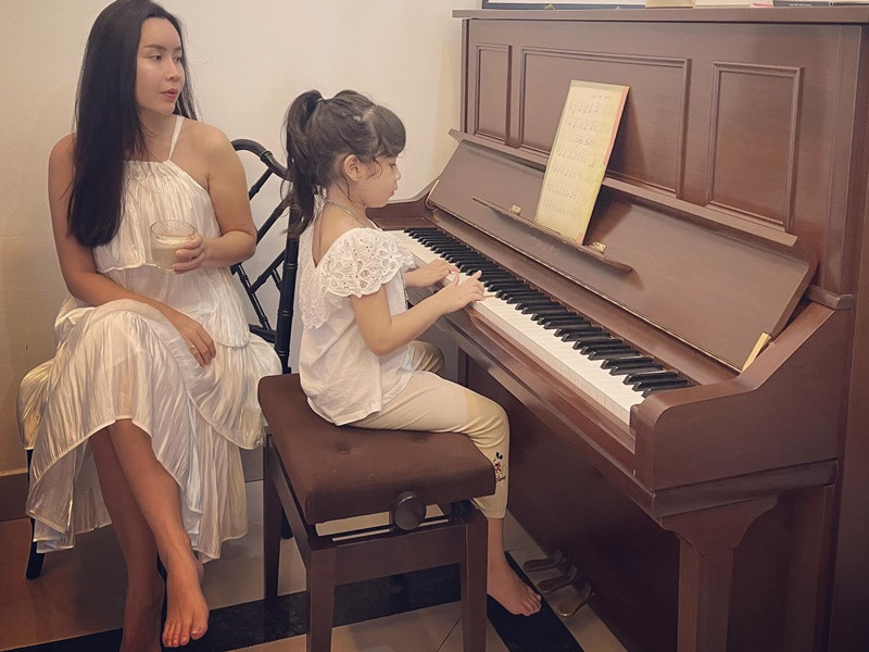 Hai con gái của Lưu Hương Giang và Hồ Hoài Anh sớm bộc lộ năng khiếu âm nhạc.