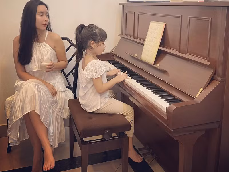 Hai con gái của Lưu Hương Giang và Hồ Hoài Anh sớm bộc lộ năng khiếu âm nhạc.