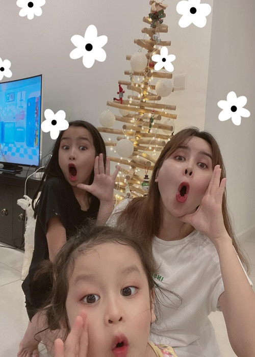 Khoảnh khắc tinh nghịch của Lưu Hương Giang và hai con.