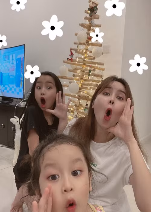 Khoảnh khắc tinh nghịch của Lưu Hương Giang và hai con.