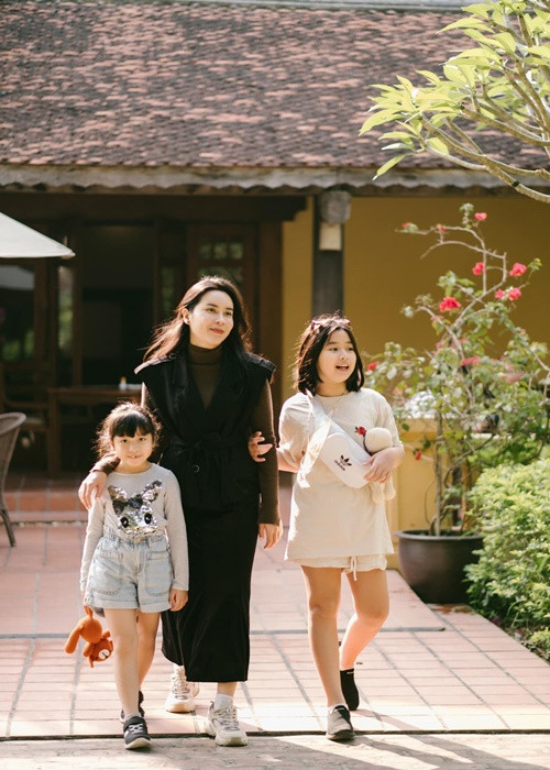 Nữ ca sĩ thường xuyên đưa hai con đi du lịch.