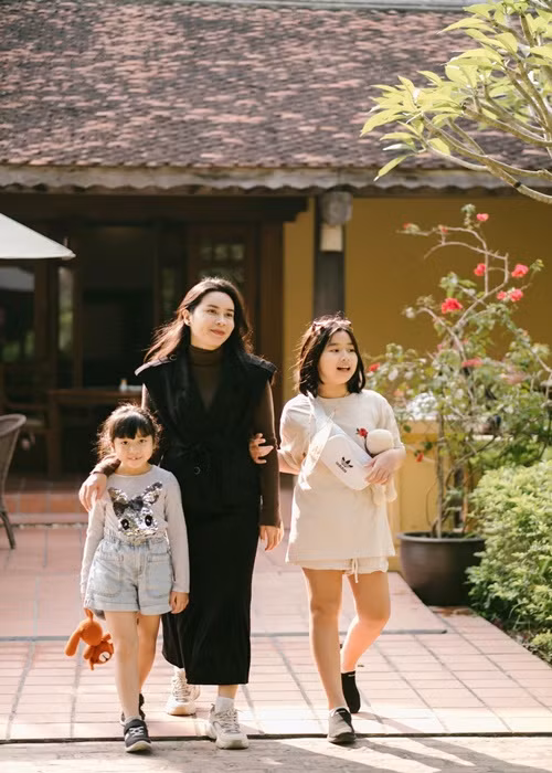 Nữ ca sĩ thường xuyên đưa hai con đi du lịch.