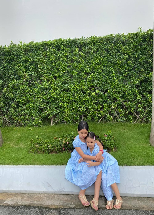 Lưu Hương Giang cho hai con gái mặc đồng điệu từ váy áo đến phụ kiện.