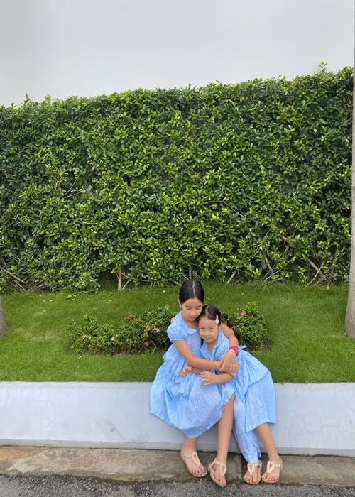 Lưu Hương Giang cho hai con gái mặc đồng điệu từ váy áo đến phụ kiện.