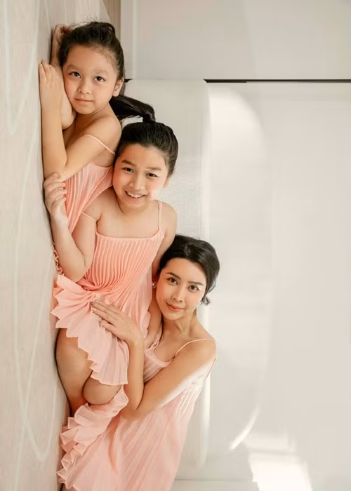 Hai con gái Lưu Hương Giang càng lớn càng xinh xắn, đáng yêu.