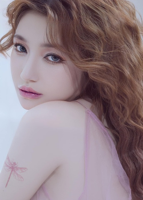 Tháng 11/2022, Elly Trần lần đầu chia sẻ cuộc hôn nhân bí mật nhiều năm. Đáng chú ý, cô tố người bạn đời ngoại tình. Phía chồng Elly Trần phản pháo.