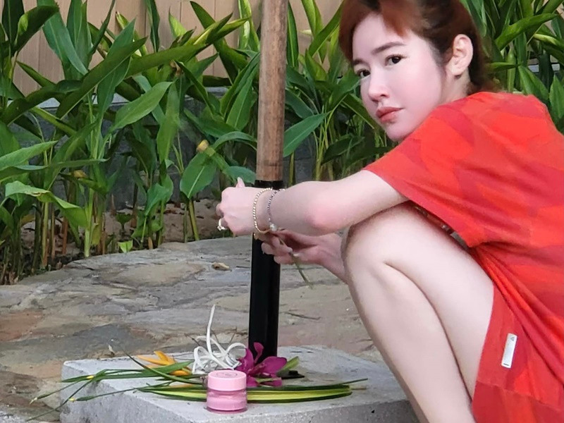 Bà mẹ hai con tự chụp ảnh sản phẩm, đóng hàng.