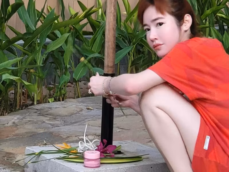 Bà mẹ hai con tự chụp ảnh sản phẩm, đóng hàng.