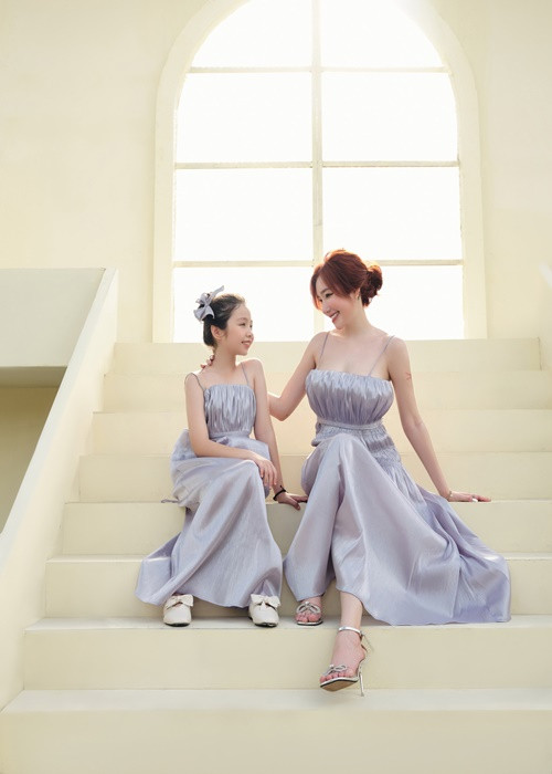 Mộc Trà đi chụp ảnh làm người mẫu cùng mẹ.