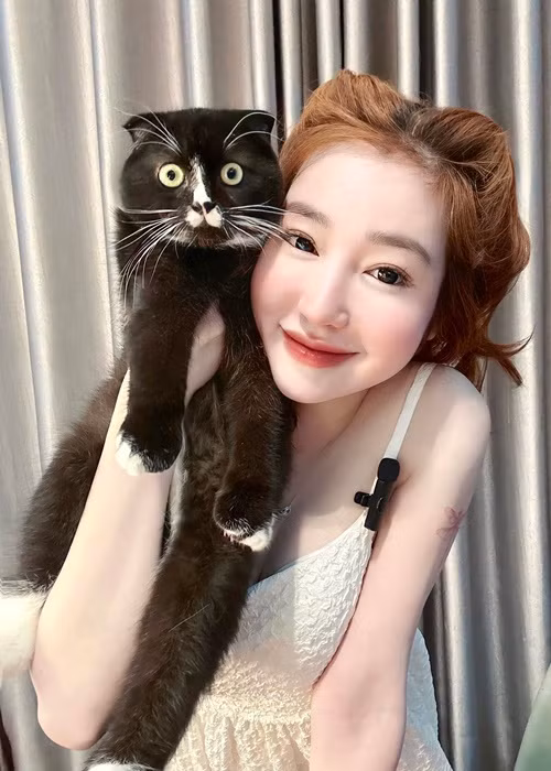 Người đẹp chia sẻ, bản thân từng không chú tâm vào bảo vệ sức khỏe khi còn trẻ cũng như không ở cữ.