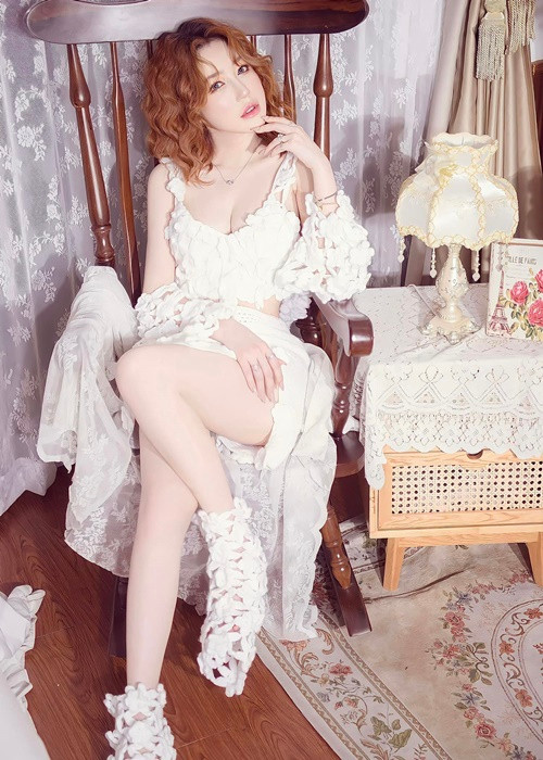 Elly Trần tích cực làm người mẫu ảnh, kinh doanh online.