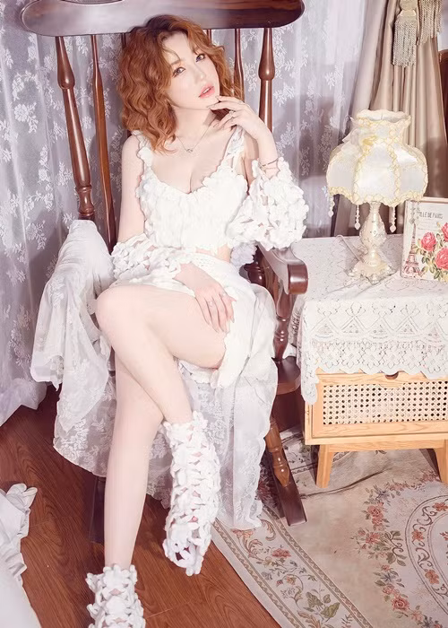 Elly Trần tích cực làm người mẫu ảnh, kinh doanh online.