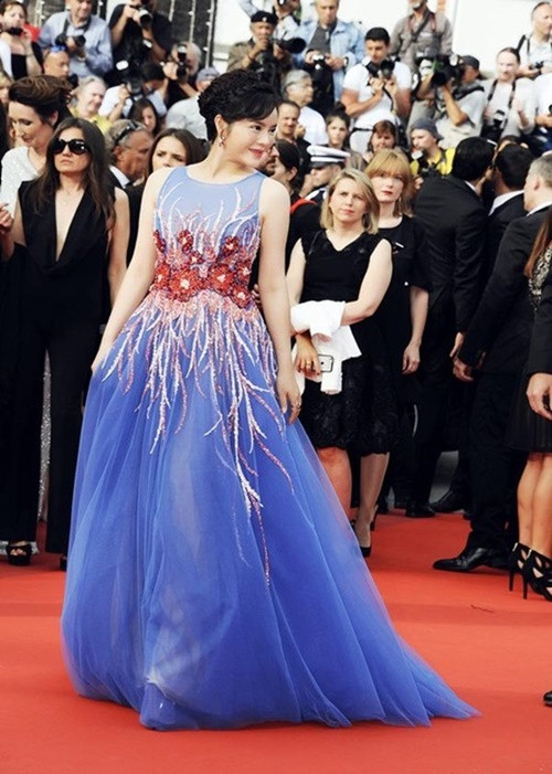 Lý Nhã Kỳ thường xuyên diện trang phục, phụ kiện tiền tỷ dự Cannes. Ảnh: Khám phá