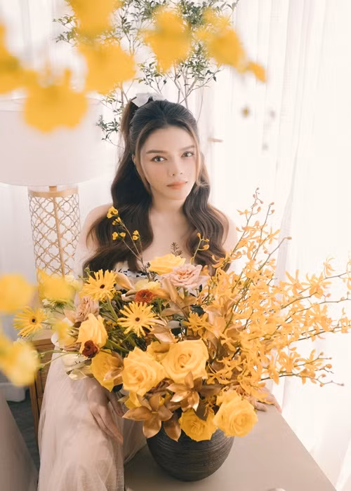 Lý Nhã Kỳ đăng tải hình ảnh trẻ trung kèm chú thích: "Thanh xuân như một tách trà/Nhìn qua nhìn lại, gỏi gà măng cụt ngon ghê". Ảnh: FBNV