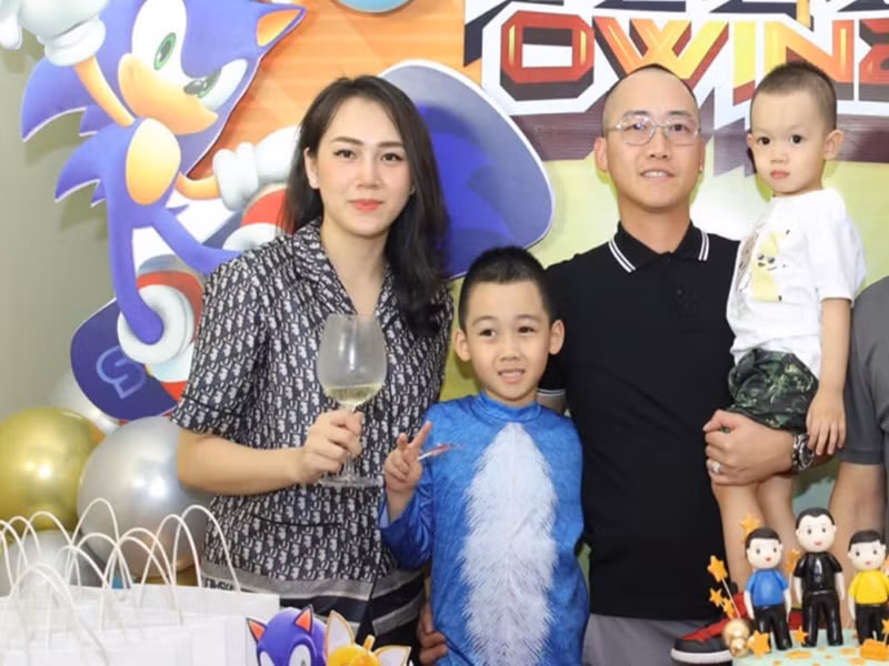 Ngoài Trương Mỹ Nhân, Khắc Tiệp còn từng lăng xê Ngọc Thạch. Năm 2013, Ngọc Thạch rời showbiz. Cô kết hôn với thiếu gia Đỗ Bình Dương và có hai con trai. Ảnh: FBNV.