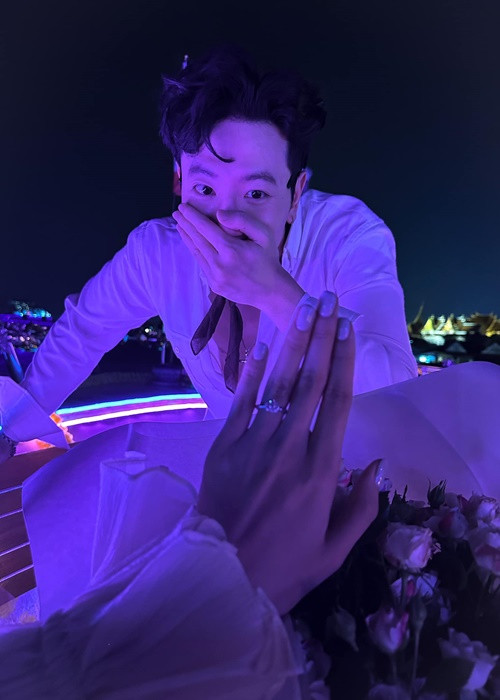 Năm 2020, “gà cưng” một thời của Khắc Tiệp sinh con gái đầu lòng Bona. Mới đây, Trương Mỹ Nhân được Phí Ngọc Hưng cầu hôn trong chuyến du lịch Thái Lan. Ảnh: FBNV.