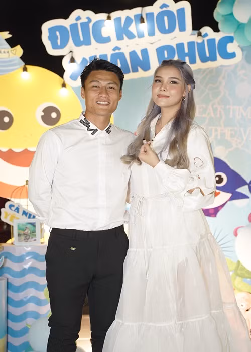 Kỳ Hân vẫn giữ mối quan hệ tốt đẹp với ông bầu cũ Khắc Tiệp. Năm 2016, cô kết hôn với cầu thủ Mạc Hồng Quân. Hiện tại, vợ chồng Kỳ Hân có hai cậu con trai. Ảnh: FBNV.