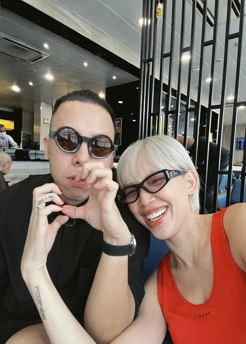 Vợ chồng Tóc Tiên không đeo nhẫn cưới. Theo Tóc Tiên, với một đôi không quan tâm hình thức và chủ nghĩa khắc kỷ, cả hai cho rằng còn yêu là còn hôn nhân. Ảnh: FBNV.