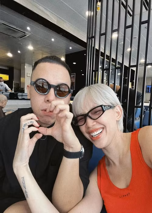 Vợ chồng Tóc Tiên không đeo nhẫn cưới. Theo Tóc Tiên, với một đôi không quan tâm hình thức và chủ nghĩa khắc kỷ, cả hai cho rằng còn yêu là còn hôn nhân. Ảnh: FBNV.