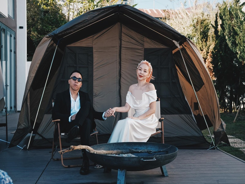 Trước đó, theo Tóc Tiên, thực ra ông xã cằn nhằn khi vợ mặc đồ hở hang nhưng sau đó thì mặc kệ vì không làm được gì. Ảnh: FBNV.