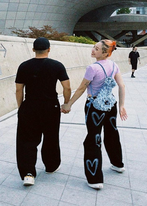 Tóc Tiên và ông xã tình tứ trong chuyến du lịch Hàn Quốc cách đây không lâu. Ảnh: FBNV.