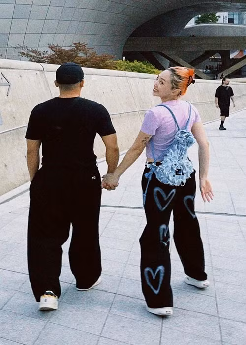 Tóc Tiên và ông xã tình tứ trong chuyến du lịch Hàn Quốc cách đây không lâu. Ảnh: FBNV.