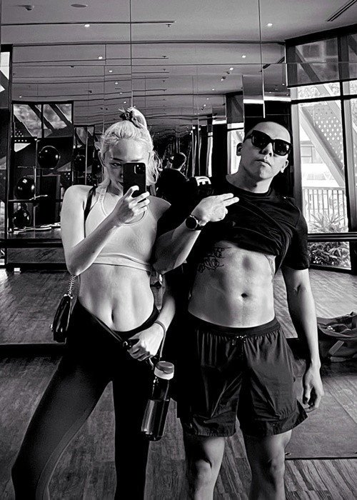 Đôi vợ chồng son có nhiều sở thích chung như gym, bơi lội, du lịch. Ảnh: FBNV.