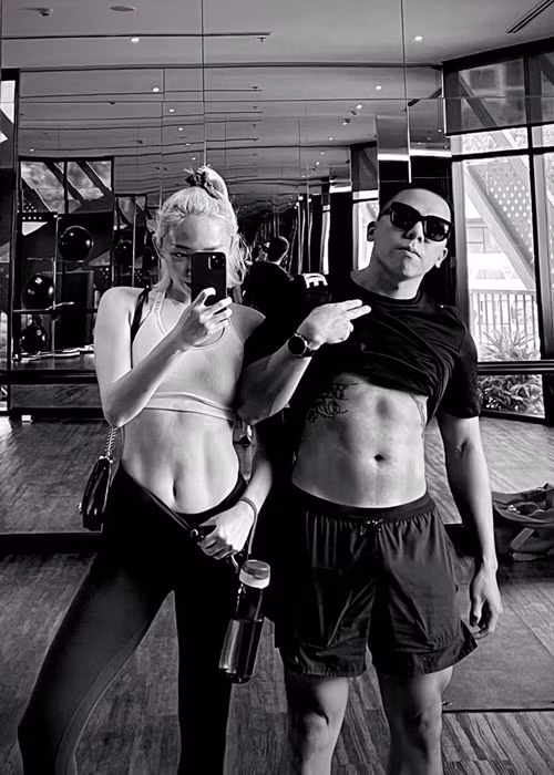 Đôi vợ chồng son có nhiều sở thích chung như gym, bơi lội, du lịch. Ảnh: FBNV.