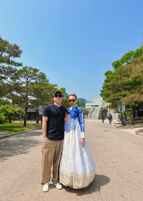 Mới đây, trong một talkshow, Tóc Tiên chia sẻ, sau khi lập gia đình, cô thăng hoa và “bạo” hơn trong suy nghĩ. "Trước khi kết hôn, tôi bị kiểm soát trong mối quan hệ nhưng sau đó thì thả lỏng và tự do hơn rất nhiều. Đặc biệt sau khi có gia đình tôi thăng hoa và bạo hơn trong suy nghĩ. Trước đó tôi mặc gì cũng phải suy nghĩ như vậy có bạo quá hay không nhưng giờ thoải mái lắm”, Tóc Tiên tâm sự. Ảnh: FBNV.