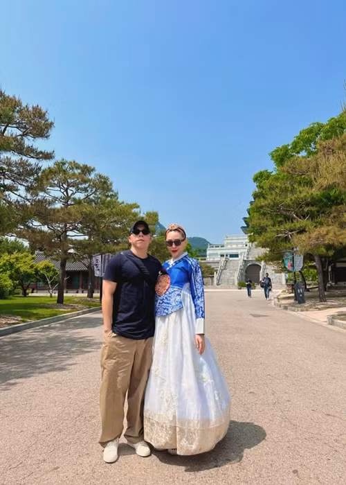 Mới đây, trong một talkshow, Tóc Tiên chia sẻ, sau khi lập gia đình, cô thăng hoa và “bạo” hơn trong suy nghĩ. "Trước khi kết hôn, tôi bị kiểm soát trong mối quan hệ nhưng sau đó thì thả lỏng và tự do hơn rất nhiều. Đặc biệt sau khi có gia đình tôi thăng hoa và bạo hơn trong suy nghĩ. Trước đó tôi mặc gì cũng phải suy nghĩ như vậy có bạo quá hay không nhưng giờ thoải mái lắm”, Tóc Tiên tâm sự. Ảnh: FBNV.