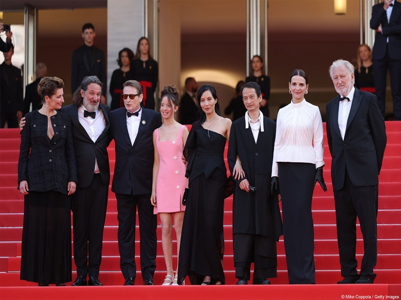 Trần Anh Hùng bên vợ và dàn diễn viên phim La passion de Dodin Bouffant. Ảnh: Getty