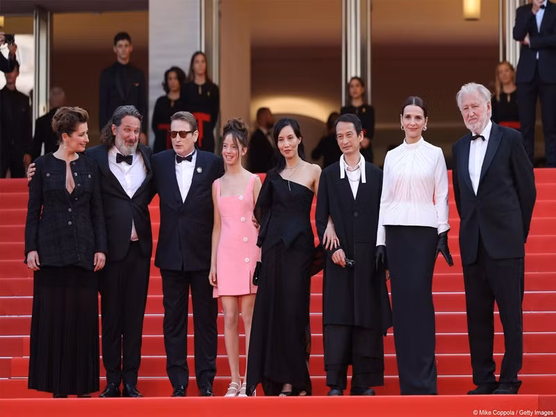 Trần Anh Hùng bên vợ và dàn diễn viên phim La passion de Dodin Bouffant. Ảnh: Getty