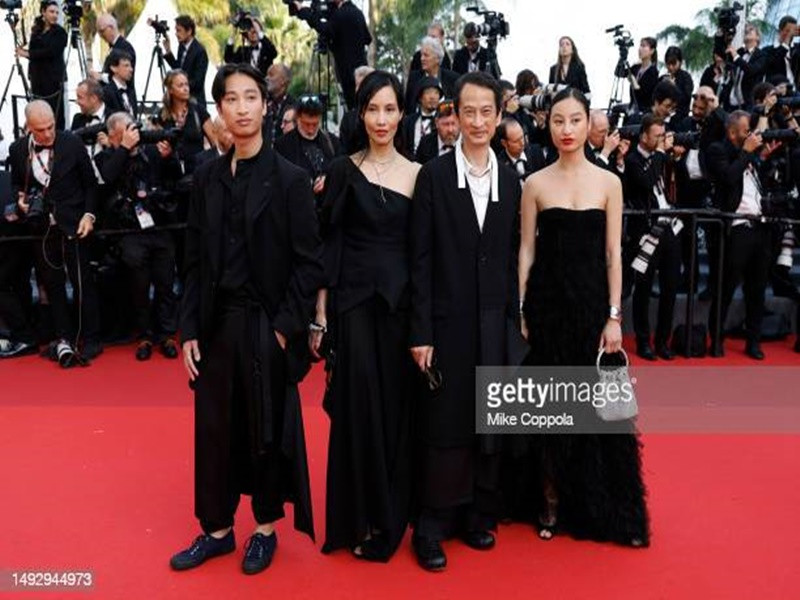 Phim La passion de Dodin Bouffant của đạo diễn Trần Anh Hùng tranh giải Cành cọ vàng ở Liên hoan phim Cannes 2023. Ngày 24/5 (giờ Pháp), nam đạo diễn người Pháp gốc Việt dự buổi công chiếu phim. Đáng chú ý, xuất hiện trên thảm đỏ cùng Trần Anh Hùng (thứ hai bên phải) là vợ (thứ hai bên trái) và các con của nam đạo diễn. Ảnh: Getty.