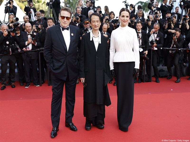 Trần Anh Hùng chụp ảnh cùng Juliette Binoche - diễn viên phim La passion de Dodin Bouffant. Ảnh: Getty